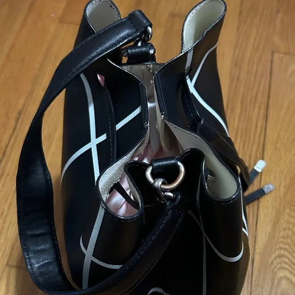 Lauren Ralph Lauren Stylish Black and White Bucket Bag w/ inside bag - Picture 5 of 10
